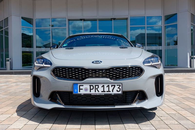 Die Front des Gran Turismo trägt die Kia typische „Tigernase“, extrem breite und  große Lufteinlässe sowie die weit in die Kotflügel reichenden LED-Schweinwerfer.  (Jens Scheiner)