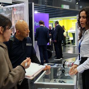 Die Besucher sind sehr international: Harmonic Drive entwickelt und fertigt Komponenten für Luft- und Raumfahrt, die lange Jahre wartungsfrei funktionieren. Beispielsweise imn Rovern zur planetaren Erkundung oder ein ganzes Flugzeugleben lang als Antrieb in einer Tragfläche.(Bild:  Maschinenmarkt/rw)