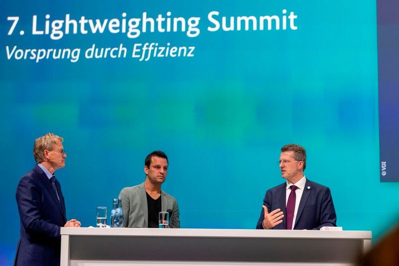 Der 7. Lightweighting Summit hat deutlich gemacht: Leichtbau muss heute mehr leisten als nur Gewicht zu reduzieren. (Bild:  bundesfoto/Bernd Lammel)