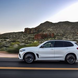 Der Spurt von null auf 100 km/h dauert schon mit dem schwächeren Auto nur 3,9 Sekunden (Competition: 3,8 s), keine zehn Sekunden später steht die 200 auf dem Tacho.(Bild:  BMW)