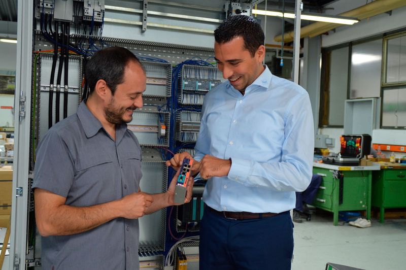 v.l. Eloy Martinez und Wachendorff Vertriebsingenieur Fouad Boudraa bei der persönlichen Übergabe eines Gerätes. (Wachendorff / Zeppelin Systems)