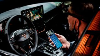 In der virtuellen Cupra Garage übertragen die Smart Glasses eines Markenexperten das Bild an den Kunden. (Bild: Seat)
