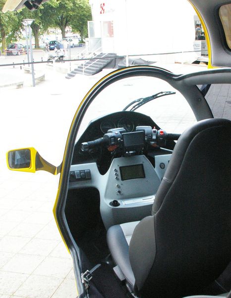 Un véhicule hybride, le monotracer, prêt à s'envoler a un look d'avion pour une «voiture à deux roues». (Image: MSM) (Archiv: Vogel Business Media)