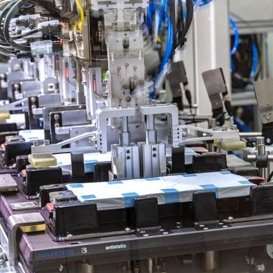 Die erste PowerCo-Einheitszelle basiert auf der NMC-Technologie und liefert im Vergleich zu heutigen Zellen rund 10 Prozent mehr Energiedichte. (Bild: Stefan Warter/Volkswagen AG/PowerCo)