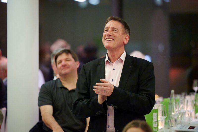 Impressionen vom ELEKTRONIKPRAXIS Frühlingsfest 2023 im Ketterer Kunst mit der Verabschiedung von Johann Wiesböck.  (Bild: © EYE AM CHRIS)