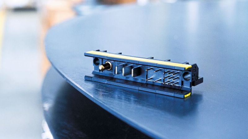 Das Modul für maximale Individualität: Harting möchte Geräteentwickler besser unterstützen und mit einem modularen System den Weg zum fertigen Gerät
erleichtern. Die Lösung heißt har-modular. Das Modul für maximale Individualität: Harting möchte Geräteentwickler besser unterstützen und mit einem modularen System den Weg zum fertigen Gerät
erleichtern. Die Lösung heißt har-modular.