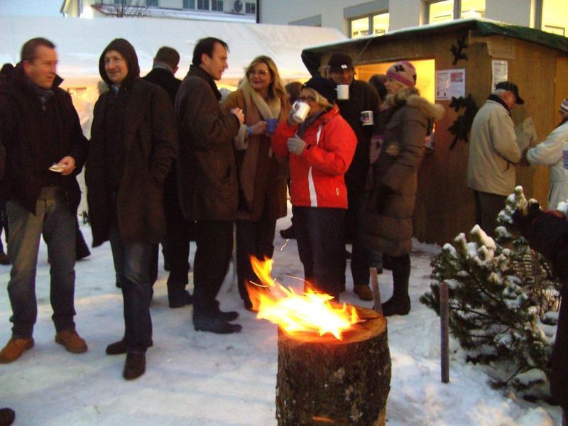 Ortsvereine, wie die Freiwillige Feuerwehr, stellten die Besatzung für die Weihnachtsmarkt-Buden. (Archiv: Vogel Business Media)