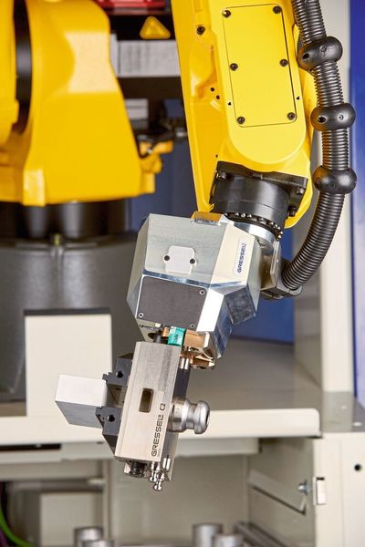 Im Roboter flexibler Greifer für Werkstücke unterschiedlicher Abmessungen ....   (Gressel / Chris Mansfield)