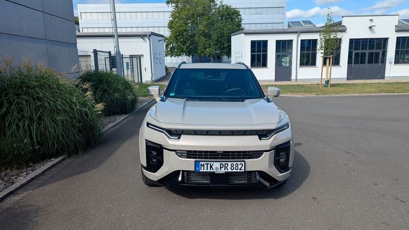 Mit den schmal zusammengekniffenen LED-„Augen“ und der bulligen Form sieht der KGM Actyon ein bisschen aus wie ... (Bild: Rosenow – VCG)