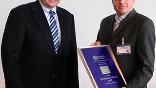 Auf dem Fachkongress Euro-PM 2008 überreichte EPMA-Präsident Ingo Cremer (links) den Preis an Dr. Frank Baumgärtner, Leiter der Abteilung Forschung und Entwicklung von Schunk Sintermetalltechnik in Heuchelheim. (Archiv: Vogel Business Media)