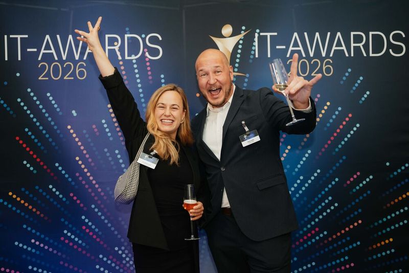 In Partylaune sind Ina Haldenmayr und Stefan Huffer von InterSystems. (Bild: Manuel Emme Fotografie)