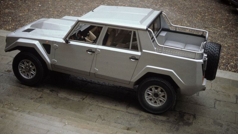 Obwohl extrem exklusiv, kam der LM002 serienmäßig auf Stahlfelgen daher. Es gab aber auch spezielle Alufelgen für ihn. (Bild: Lamborghini)