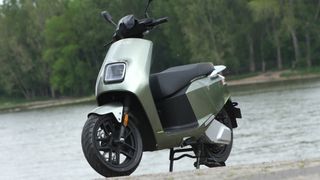 Mit dem „Inoa Sli10“ hat Nova Motors seit diesem Jahr einen besonders leistungsfähigen E-Scooter im Programm. (Bild: sp-x/Mario Hommen)