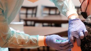 Mit der Einbindung der Betriebsärzte soll die Impfkampagne weiter vorangetrieben werden. Auch große Autohäuser lassen impfwillige Mitarbeiter impfen.  (Bild: gemeinfrei)