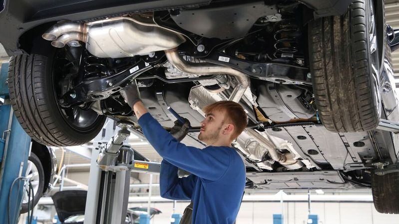 Der Besuch einer Kfz-Werkstatt kann ins Geld gehen. Viele Autonutzer haben deshalb Angst, in die Kostenfalle zu geraten.(Bild:  sp-x)