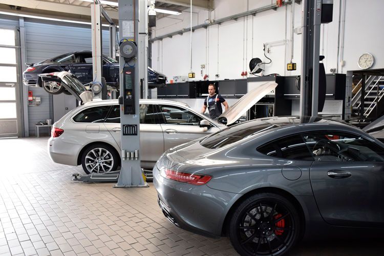 In der E-Tower-Werkstatt gibt es vor allem eines: echten Mehrmarkenservice. (Bild: Schreiner/»kfz-betrieb«)