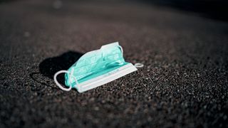 Bevor eine Schutzmaske von der Atemluft durchfeuchtet ist, sollte sie ausgetauscht werden. Sonnst kann sie die Verbreitung von Erregern durch herausgeschleuderte Tröpfchen sogar erhöhen. (Bild: gemeinfrei, Claudio Schwarz | @purzlbaum)