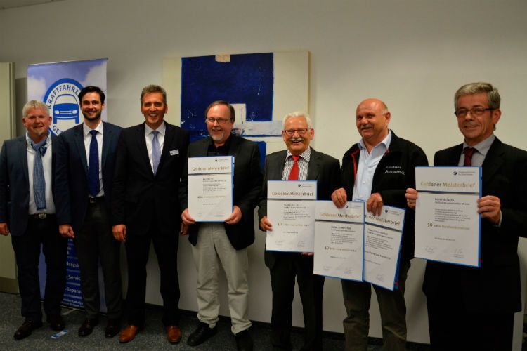 Goldene Meisterbriefe: (v.li.) Marcus Eisner und Michael Hagenauer (beide stellvertretende Obermeister) sowie Roland Hoier (Obermeister) überreichen Manfred Heil, Norbert Schuler, Helmut Sommerfeld und Friedrich Fuchs goldene Meisterbriefe. (Langer/Kfz-Innung)