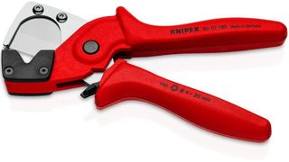 Jetzt sind die handlichen Knipex-Rohrschneider in zwei neuen Versionen erhältlich. Einmal für Kunststoff-Verbundrohre (Typ 9025185) und zum Zweiten für Mehrschicht- und Pneumatikschläuche (hier im Bild  mit der Version 9010185). (Knipex-Werk )