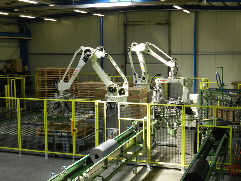 Robotik auf engstem Raum – der ZD130S, ZD250S und RS080N umringen das Karussell. (Kawasaki Robot)