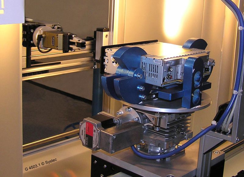 Die Montage des Radios  auf einen Drehtisch ermöglicht flexiblere Prüf-Prozesse, da das Gerätes in die jeweils richtigen Positionen gedreht werden kann. (Archiv: Vogel Business Media)