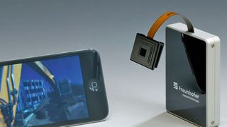 Der erste Prototyp der neuen Technik des Fraunhofer-IOF überträgt die Bilder der Kamera noch via Bluetooth über eine Sendebox an das Smartphone. (Fraunhofer-IOF)
