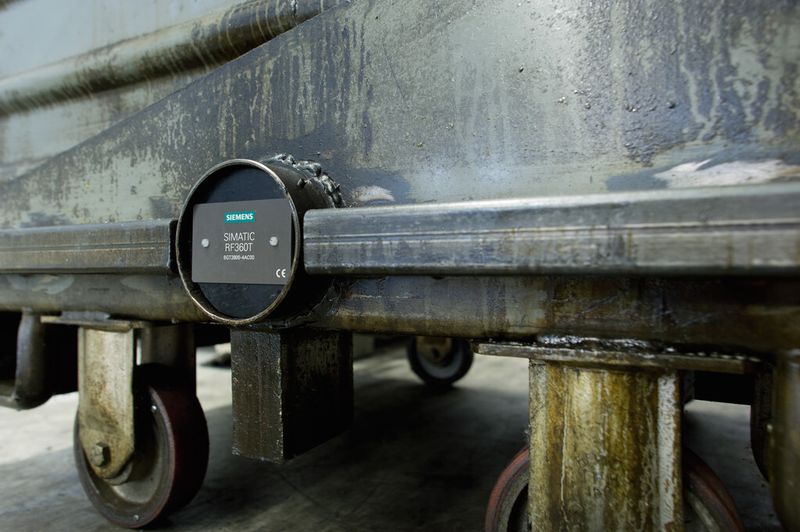 Bild 3: Alle 23 Loren sind mit einem RFID-Transponder Simatic RF360T versehen, der eine eindeutige Erfassung und Zuordnung von Materialien und Gewichten ermöglicht. (Bild: Siemens/W.Geyer)