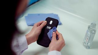 Das Cat S42 H+ bietet dank einer speziellen Silberionen-Beschichtung einen umfassenden antimikrobiellen Schutz. (Catphones)