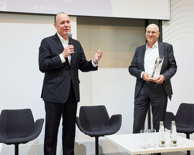 Frank Stührenberg, CEO Phoenix Contact, erhält WEEF-Award auf der electronica 2022 – rechts Dr. Reinhard Pfeiffer, CEO der Messe München (Bild: Messe München GmbH)