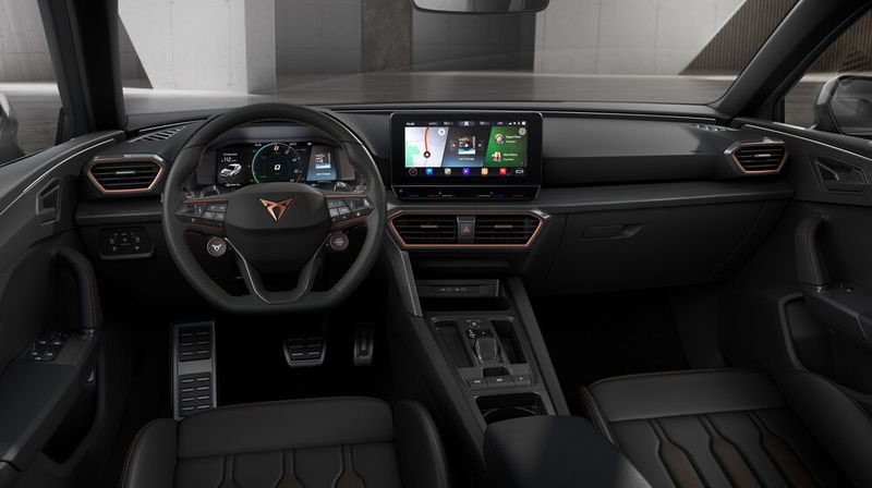Das digitale Kombiinstrument, den Infotainment-Touchscreen mit Slider-Flächen für Temperatur und Lautstärke und den stummeligen DSG-Wahlschalter kennt man aus dem normalen Leon. (Bild: Cupra)