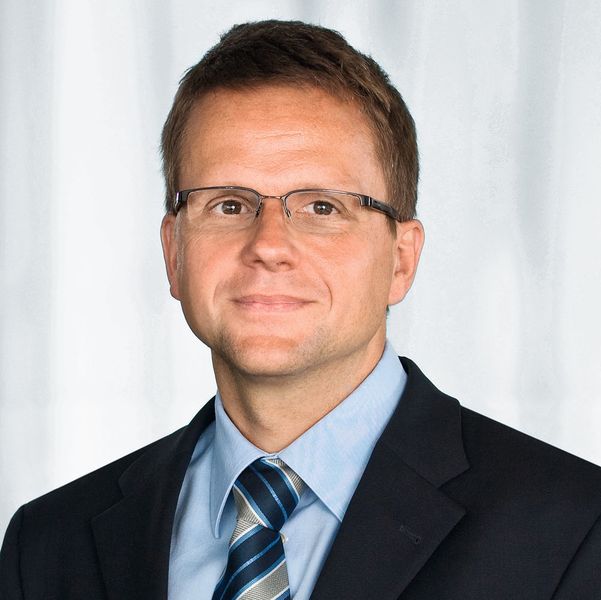 Dr. Peter Terwiesch wurde im Januar 1966 geboren. An der Universität Karlsruhe (TH) studierte er Elektrotechnik mit Schwerpunkt Steuerungs- und Regelungstechnik und schrieb 1991 seine Diplomarbeit zu modellprädiktiver Regelung an der Ecole Nationale Supérieure de Physique, Strasbourg. Mit einer interdisziplinären Arbeit zur nichtlinearen Optimierung von Batchprozessen mit Modellunsicherheiten wurde er 1994 an der Eidgenössischen Technischen Hochschule (ETH) in Zürich zum Dr. sc. techn. ETH promoviert. Berufsbegleitend absolvierte er 2000/2001 das General Manager Program an der Harvard Business School.
Nach Fach- und Führungsaufgaben in der ABB-Konzernforschung in der Schweiz und in Deutschland, unter anderem der konzernweiten Lenkung der Automationsforschung, sowie der Leitung des ABB-Forschungszentrums in der Schweiz, wurde er Anfang 2001 Mitglied der Geschäftsführung von ABB Schweiz, mit Verantwortung für das Industriegeschäft. Zeitgleich übernahm er die Technologieverantwortung für die entsprechende Konzerndivision.
Von 2003 bis 2005 leitete er das deutsche Prozessautomatisierungsgeschäft und war in diesem Zusammenhang auch Vorsitzender der Geschäftsführung der ABB Automation GmbH in Deutschland. Wiederum parallel zu seiner operativen Verantwortung war er Technologiechef der Konzerndivision Automationstechnik.
2005 wurde er zum Chief Technology Officer ernannt, verantwortlich für Forschung, Entwicklung und Technologie des ABB-Konzerns.
Von 2011 bis 2014 war Peter Terwiesch Vorstandsvorsitzender der deutschen ABB und verantwortlich für die Region Zentraleuropa.
Am 1. Januar 2015 wurde Peter Terwiesch Leiter der Division Prozessautomation und Mitglied der Konzernleitung. Die Division wurde im Januar 2017 zur Division Industrieautomation umbenannt.
Peter Terwiesch ist Mitglied des Verwaltungsrats der Metall Zug AG, Schweiz. Er ist außerdem Mitglied des Senats der Deutschen Akademie der Technikwissenschaften acatech.
Dr. Terwiesch ist verheiratet und hat 2 Kinder. (ABB)