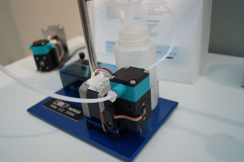KNF präsentiert kompakte Dosierpumpen für Labor und Produktion (Bild: PROCESS)