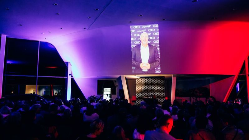 Ein KI-generierter Deepfake-Avatar von Geschäftsführer Michael Stiglmayr eröffnete die Lesenacht. (Bild: Autohaus Stiglmayr)