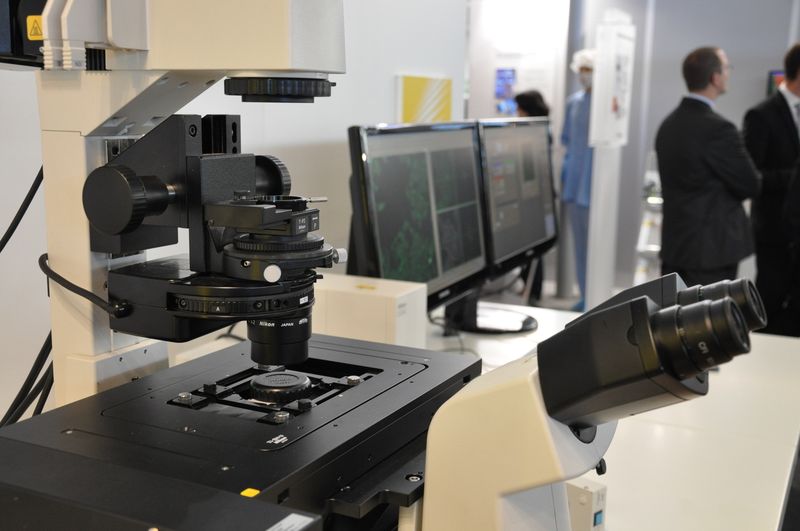 Nikon Instruments demonstriert auf der Biotechnica die Leistungsfähigkeit des neuen konfokalen Laser-Mikroskopsystems A1. Es ermöglicht den felxiblen Wechsel oder die gleichzeitige Verwendung von 2 Scanspiegel-Sets für hochauflösende Daten. Zusammen mit dem vollmotorisierem Umkehrmikroskop Ti-E ist es das leistungsstärkste und vielseitigste Konfokalsystem des Herstellers.  (Bild: M.Henig/LaborPraxis)