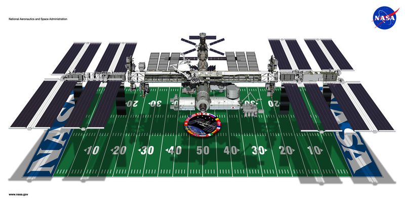 So groß wie ein Football-Feld: Die ISS-Struktur ist 109 Meter lang. (NASA/ESA)