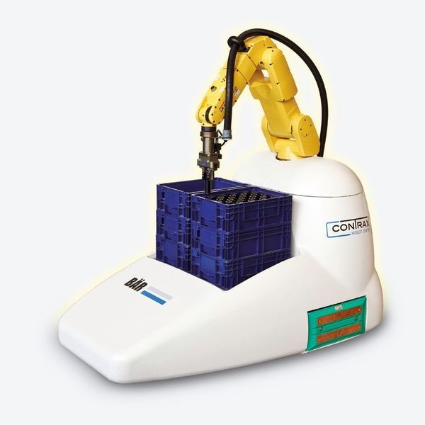 Bild 4: Der Roboter wird über die Ladekontakte des fahrerlosen Transportsystems mit Strom versorgt.  Bild: Fanuc Robotics (Archiv: Vogel Business Media)