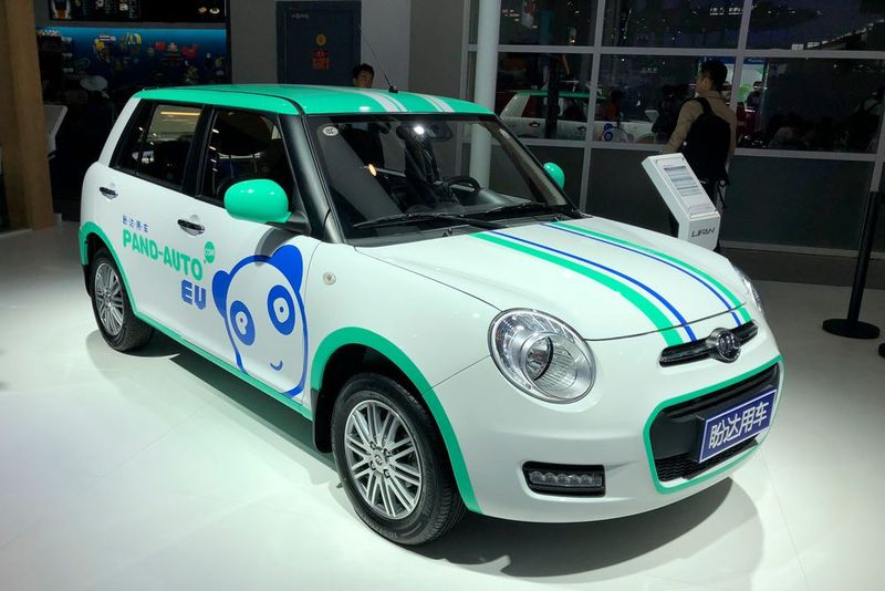 Einmal bitte raten, welches kleine, britische Auto hier Pate stand. Der Mini-Klon von Lifan heißt 330 EV und muss mit einer elektrischen Leistung von 60 kW/82 PS auskommen. (Bild: SP-X/Peter Maahn)