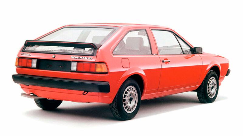 Der Scirocco der zweiten Generation wurde Anfang März 1981 auf dem Genfer Auto-Salon vorgestellt. Die VAG-Händler erhielten die Wagen ab Mitte Mai 1981. Im Juni 1981 warben fünf Anzeigenkampagnen für das neue Modell mit dem Slogan: „Der neue Scirocco. Aufregend vernünftig.“ Nachdem die Standardausführung beim Scirocco I wenig gefragt geblieben war, war als Einstiegsmodell die besser ausgestattete L-Version zu einem Preis von 13.660 DM geplant (1981 betrug der Preis des günstigsten Modells mit dem 44-kW-/60-PS-Motor 16.755 DM). Im November 1978 wurde im Lastenheft I eine Erhöhung der geplanten Absatzzahlen von 472.000 auf 515.000 Wagen über die gesamte Bauzeit festgelegt. (Bild: Volkswagen)