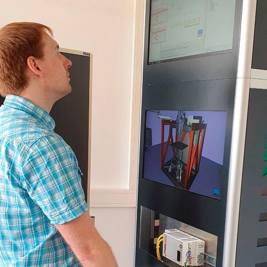 Wissenschaftler bei der virtuellen Inbetriebnahme einer Produktionsanlage am Simulationsturm. Mit einem Digitalen Zwilling lassen sich Roboter in der Automatisierung schneller zertifizieren. Wissenschaftler bei der virtuellen Inbetriebnahme einer Produktionsanlage am Simulationsturm. Mit einem Digitalen Zwilling lassen sich Roboter in der Automatisierung schneller zertifizieren.