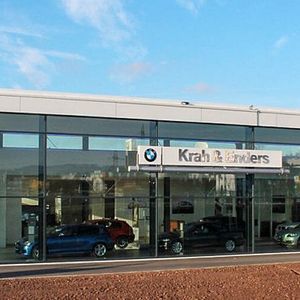 Moderner Zweckbau: Fast zwei Millionen Euro investierte Krah & Enders ins neue BMW-Domizil in der Marktgemeinde Burghaun (Kreis Fulda).