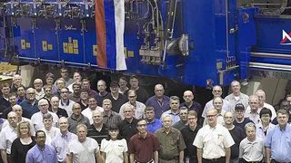 Mitarbeiter von MAG Cincinnati vor einer der großen Portalfräsmaschinen zur Titanbearbeitung, bevor diese nach Russland verschifft wird. Bild: MAG (Archiv: Vogel Business Media)