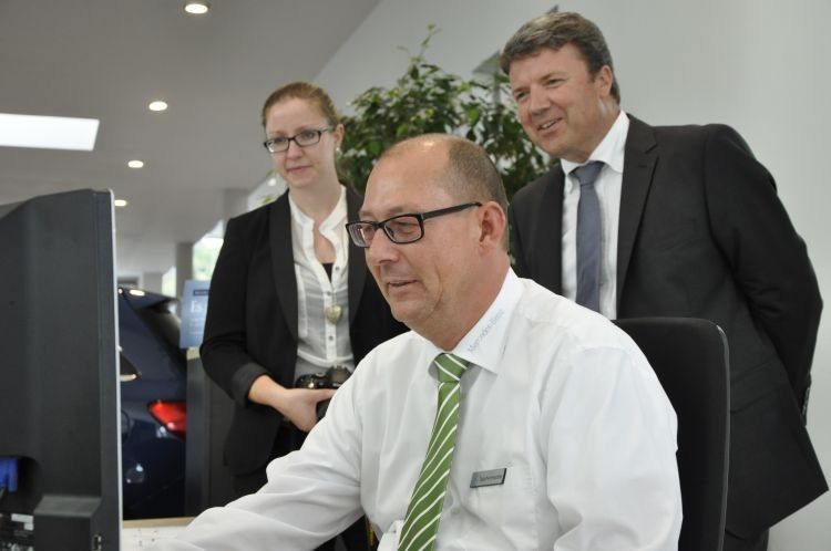 Beresa-Verkäufer Oliver Taschenbauer führt die beiden Jurymitglieder des Internet Sales Award, Vera Preising und Achim Kreyenpoth (re.), durch den Prozess des Kundenkontakts. (Foto: Richter)
