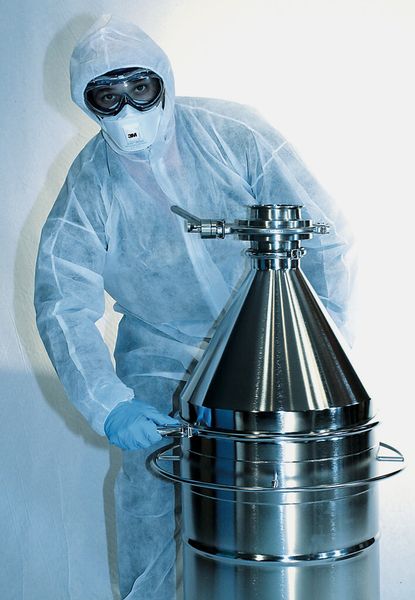 Montage des Entleersystems in hygienesensiblen Bereichen (Reinraum) (Bild: Bolz Intec)