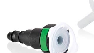 Der Kunststoffstopfen GPN 245 verschließt medienführende Leitungen sicher und eignet sich  für den Einsatz in der Automobilfertigung, zum Beispiel für das Motor-Management. (Bild: Pöppelmann)