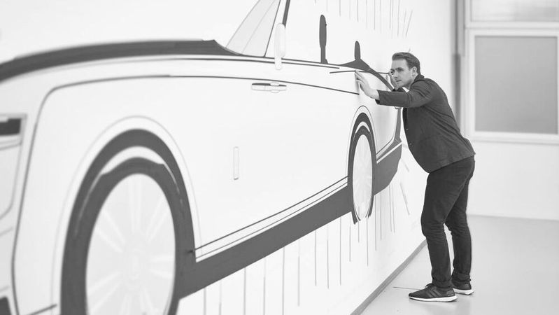 Der Designer Alex Innes ist bei Rolls Royce für die exklusiven Einzelanfertigungen zuständig.(Bild:  Rolls-Royce)