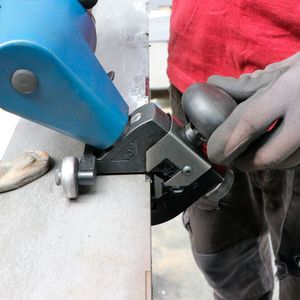 ... so einfach lassen sich die erforderlichen Fasen mit dem Schweißkantenformer TKF 700 erzeugen – ohne lästigen Funkenflug, Staub oder Rauch.(Bild:  Trumpf)