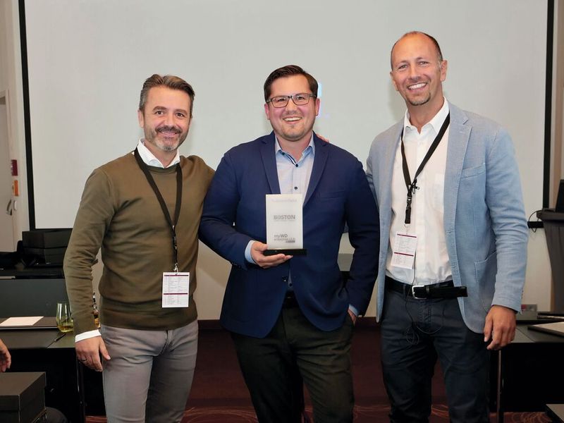 Mario Bartnig (l.) und Davide Villa (r., beide WD) übergeben den MyWD Award an Robert Huber (Boston). (Bild: Broadcom / WD)