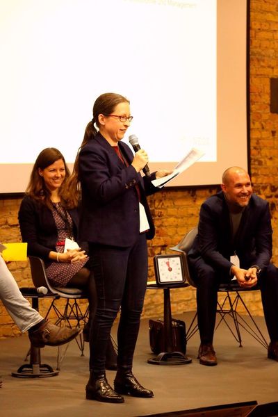 Prof. Dr. Astrid Nelke, FOM Hochschule für Oekonomie und Management, beim Proekt-Slam „Die richtige Einstellung: So wird die Verwaltung sexy“ (© NEGZ)