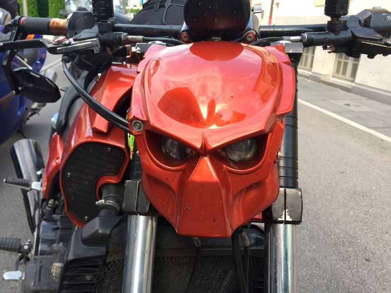 Die als „Ghost Rider“ umgebaute Yamaha VMAX von Frank Rühlicke ist mit 1679 cm³ der Hubraum-Champion der Bitrider-Tour. Die Front hat dem vorausfahrenden Alin Manta und dem Gegenverkehr sicher den ein oder anderen Schrecken eingejagt. (IT-BUSINESS)