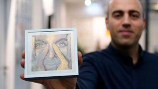 Mithilfe von KI-Methoden kann man beim „Color Laser Marking“ jetzt ohne manuellen Aufwand gezielt die Wunschfarben einstellen. Vahid Babaei, Leiter des Projektteams, präsentiert eine farbige Metallplatte, die mithilfe der neuen Methode per Laser hergestellt wurde. (Bild: SIC / Ph. Zapf-Schramm)